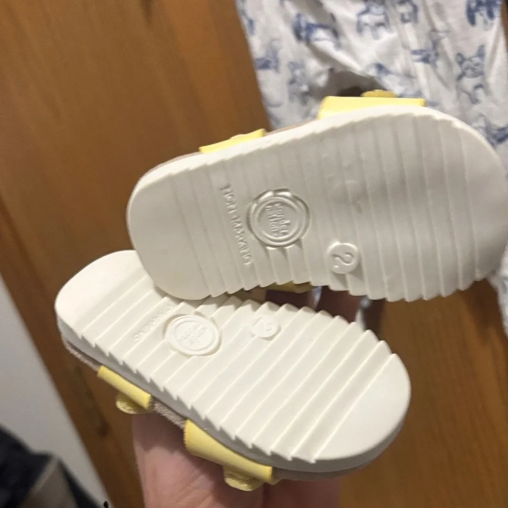 Yellow toddler Sandals size 2 - Picture 2 of 3